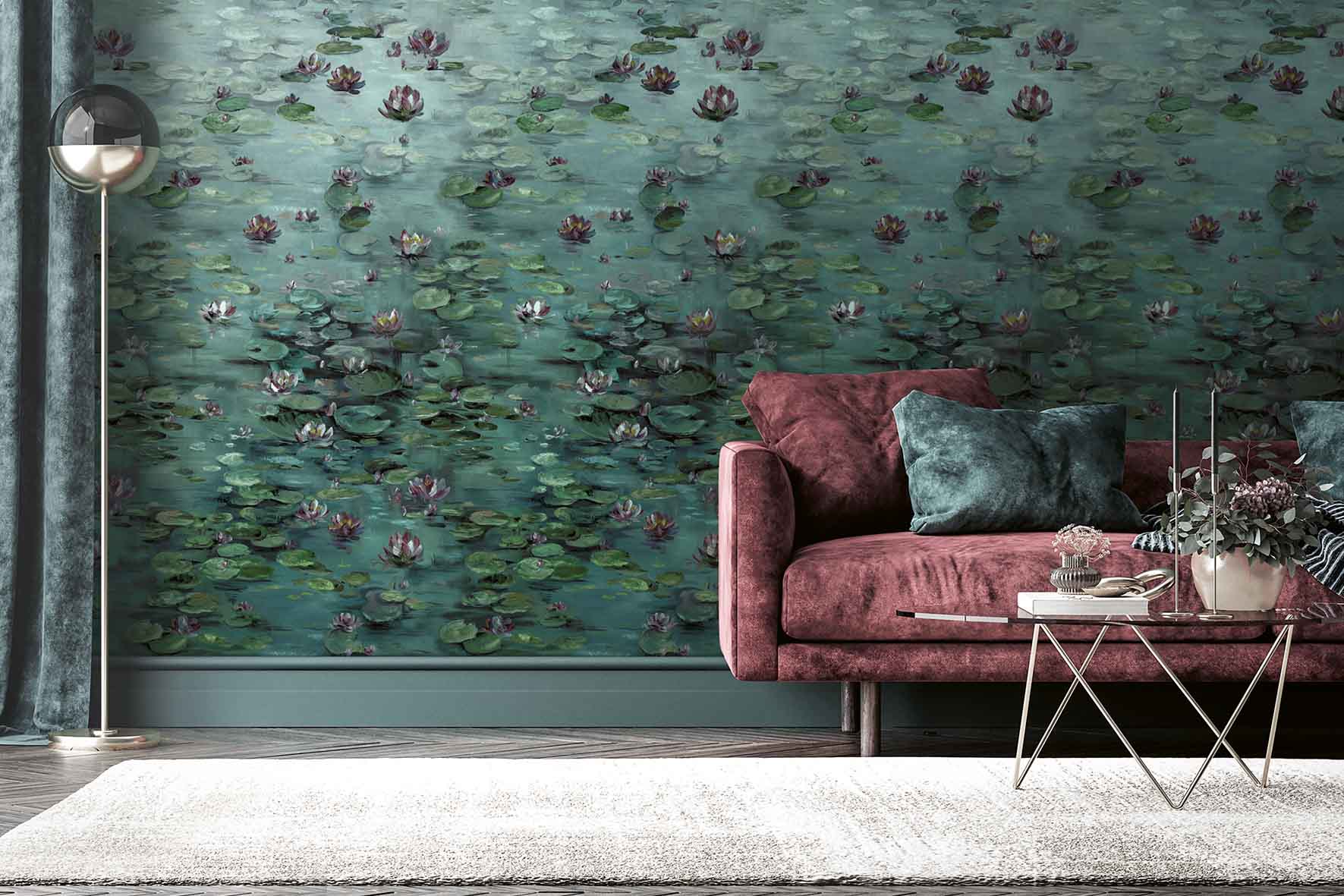 Wohnzimmer mit rosa Samtsofa, zwei Kissen, Glastisch mit Dekoration und grüner Wand mit Seerosenmuster