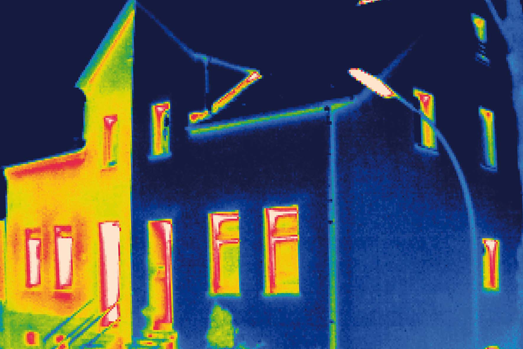 Thermografische Aufnahme eines zweistöckigen Hauses mit wärmeren Bereichen an Fenstern und Eingang.